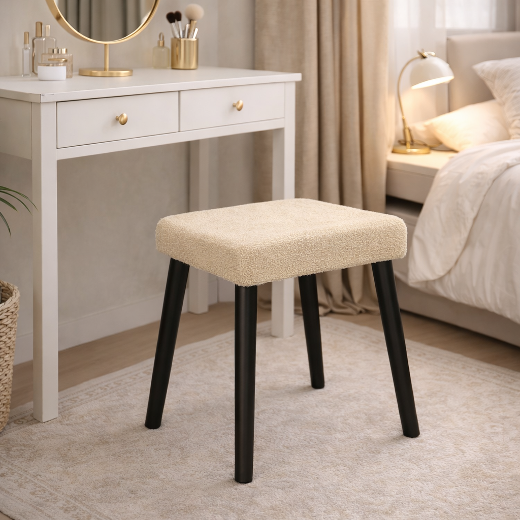 Tabouret en tissu teddy avec pieds noirs – siège confortable